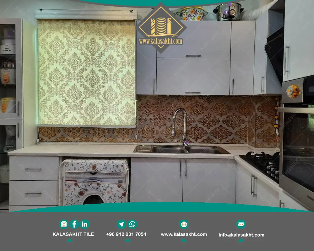 کاشی بین‌کابینت مدل شاه‌عباسی رنگ طلایی